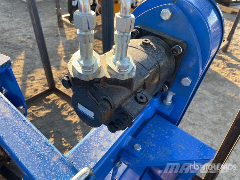 Top Cat Cat SSSCR72 72 in Skid Steer Power Rake (U Ancinhos e espalhadores de feno