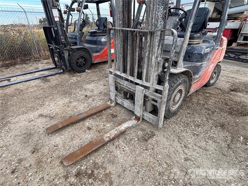 Toyota 3950 lb Pneumatic Tire Forklift (Inoperable) Další
