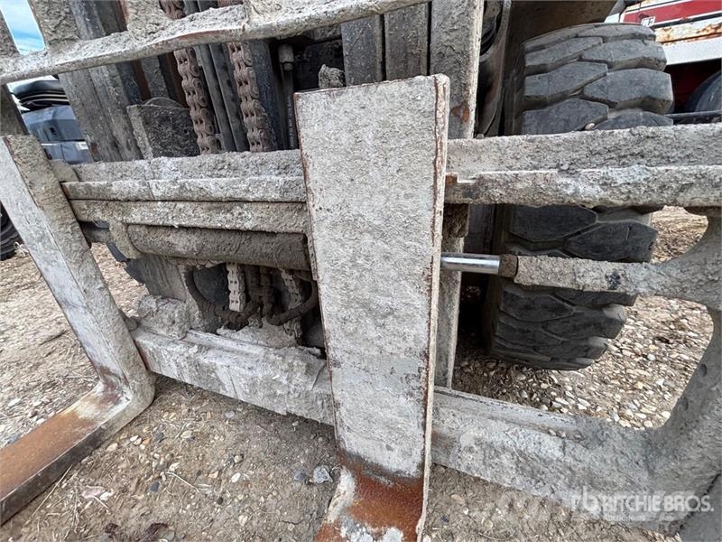Toyota 3950 lb Pneumatic Tire Forklift (Inoperable) Další