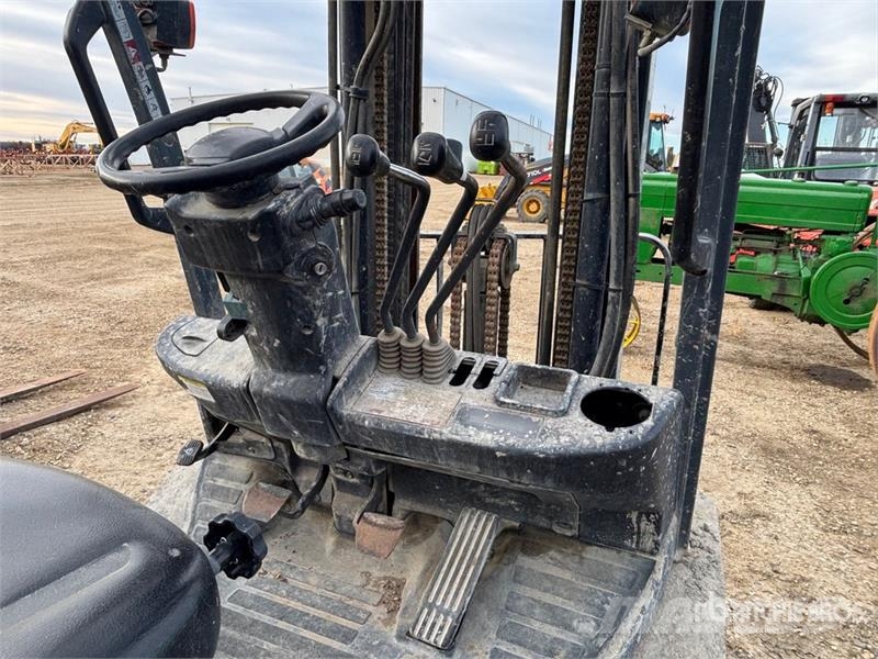 Toyota 3950 lb Pneumatic Tire Forklift (Inoperable) Další