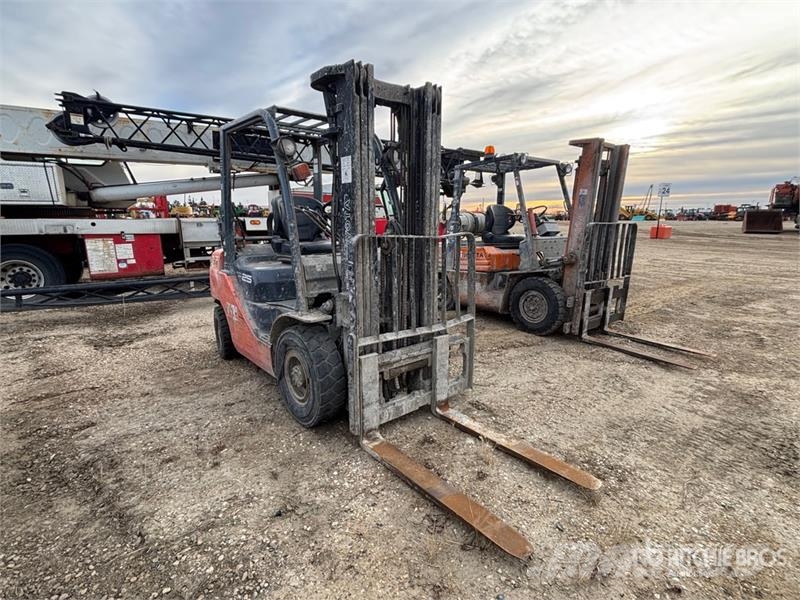 Toyota 3950 lb Pneumatic Tire Forklift (Inoperable) Další