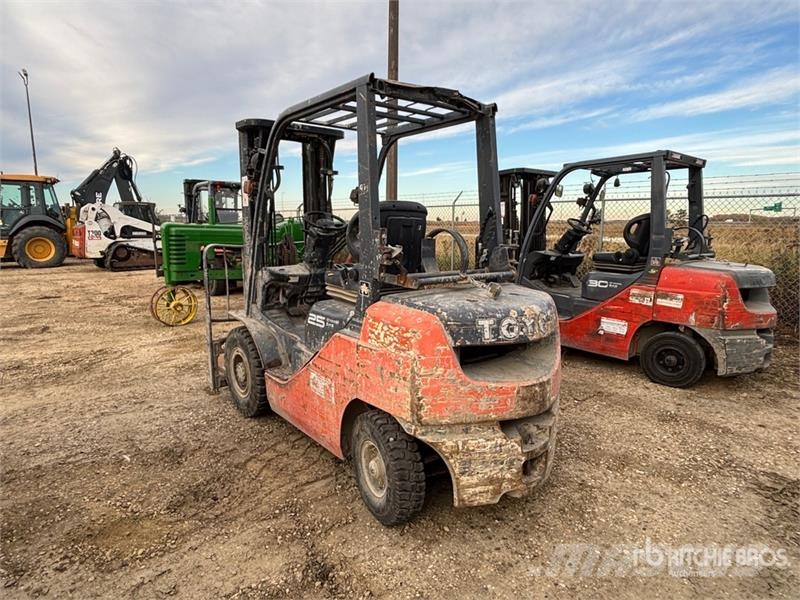 Toyota 3950 lb Pneumatic Tire Forklift (Inoperable) Další