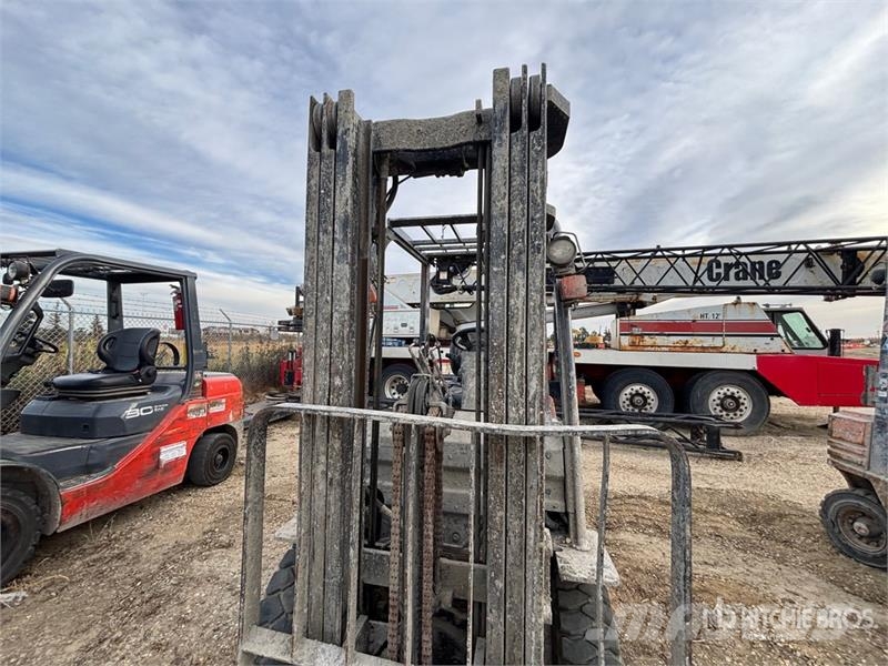 Toyota 3950 lb Pneumatic Tire Forklift (Inoperable) Další