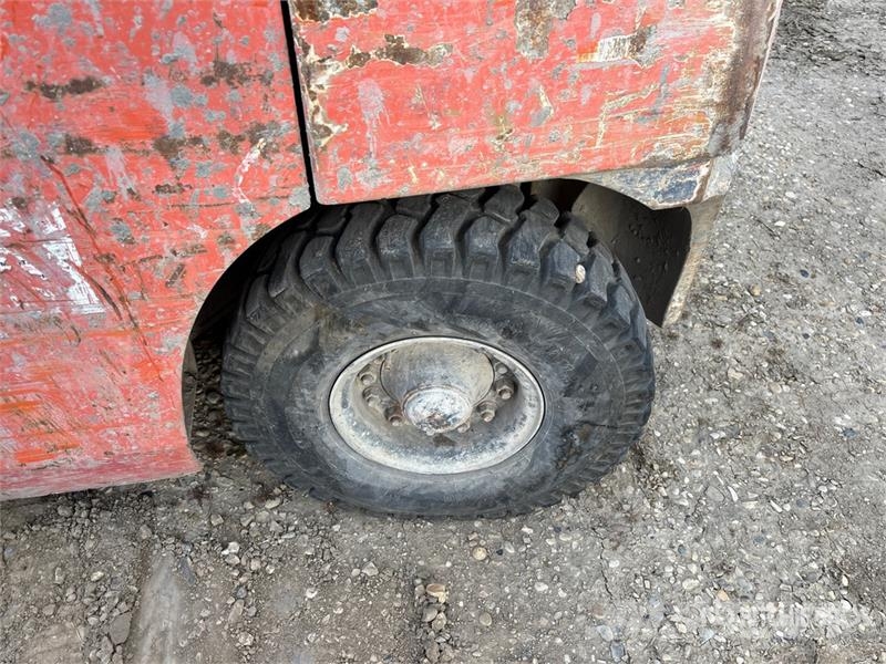 Toyota 3950 lb Pneumatic Tire Forklift (Inoperable) Další