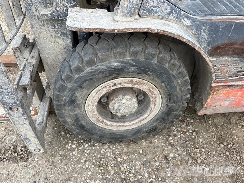 Toyota 3950 lb Pneumatic Tire Forklift (Inoperable) Další