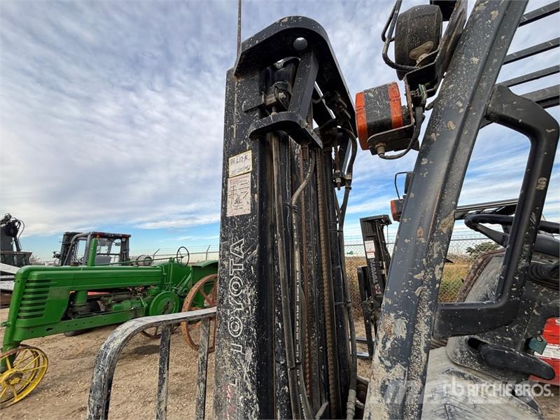 Toyota 3950 lb Pneumatic Tire Forklift (Inoperable) Další