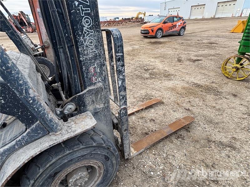 Toyota 3950 lb Pneumatic Tire Forklift (Inoperable) Další