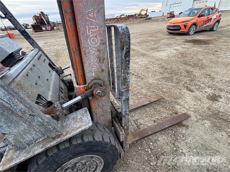 Toyota 5FG25 Pneumatic Tire Forklift (Inoperable) شاحنات ذات رافعات شوكية - أخرى