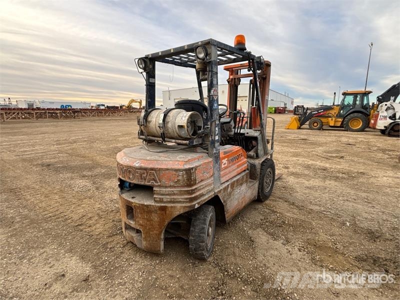 Toyota 5FG25 Pneumatic Tire Forklift (Inoperable) شاحنات ذات رافعات شوكية - أخرى