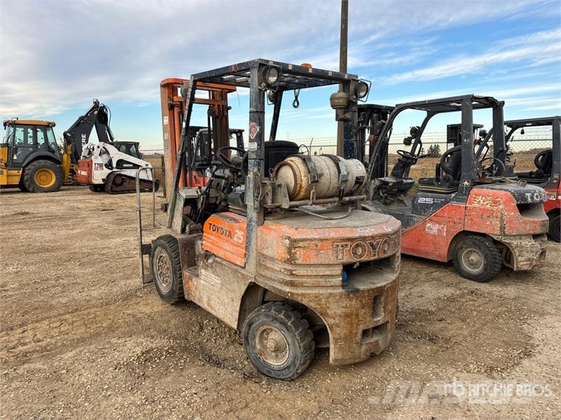 Toyota 5FG25 Pneumatic Tire Forklift (Inoperable) شاحنات ذات رافعات شوكية - أخرى