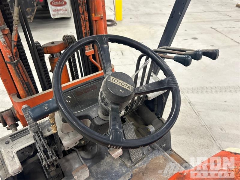 Toyota 5FGC25 5000 lb Forklift Інше