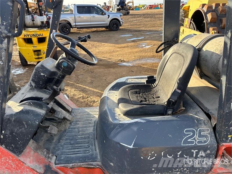 Toyota 7FGU25 5000 lb Pneumatic Tire Forklift شاحنات ذات رافعات شوكية - أخرى