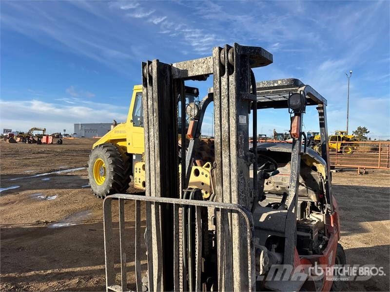 Toyota 7FGU25 5000 lb Pneumatic Tire Forklift شاحنات ذات رافعات شوكية - أخرى