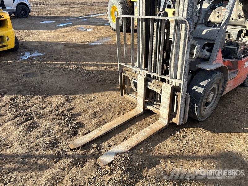 Toyota 7FGU25 5000 lb Pneumatic Tire Forklift شاحنات ذات رافعات شوكية - أخرى