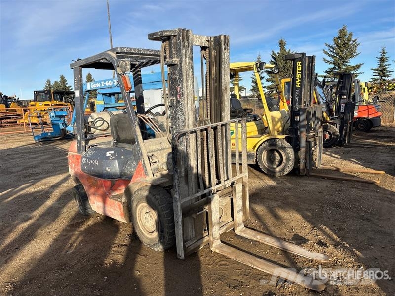 Toyota 7FGU25 5000 lb Pneumatic Tire Forklift شاحنات ذات رافعات شوكية - أخرى