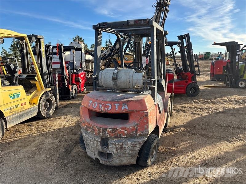 Toyota 7FGU25 5000 lb Pneumatic Tire Forklift شاحنات ذات رافعات شوكية - أخرى