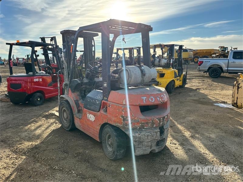 Toyota 7FGU25 5000 lb Pneumatic Tire Forklift شاحنات ذات رافعات شوكية - أخرى