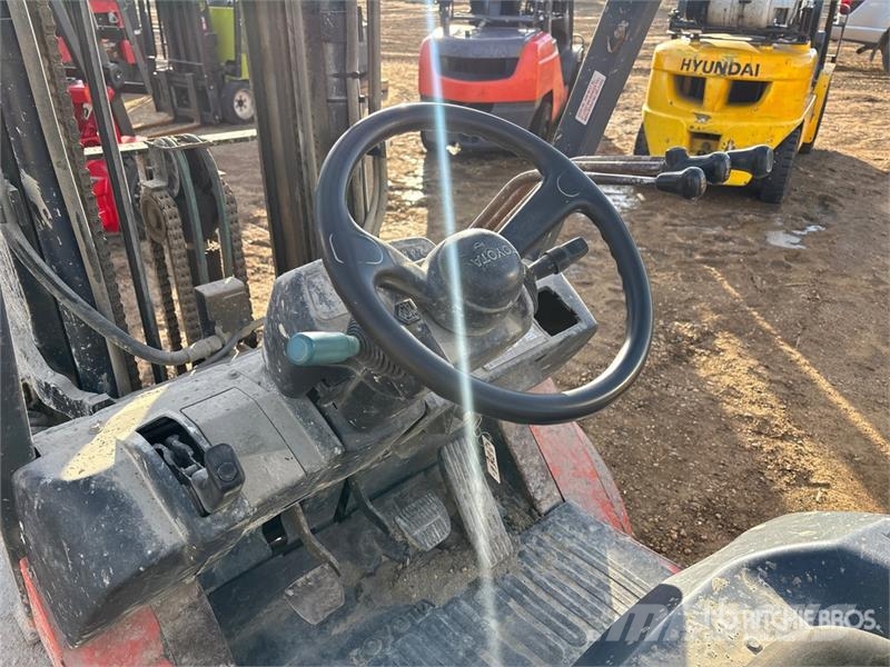 Toyota 7FGU25 5000 lb Pneumatic Tire Forklift شاحنات ذات رافعات شوكية - أخرى