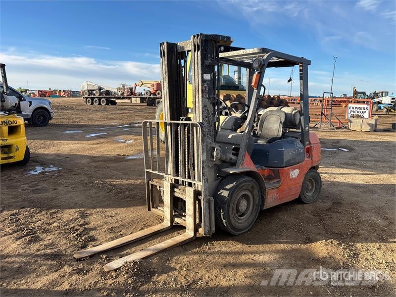 Toyota 7FGU25 5000 lb Pneumatic Tire Forklift شاحنات ذات رافعات شوكية - أخرى