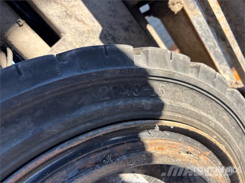 Toyota 7FGU30 5620 lb Pneumatic Tire Forklift Other