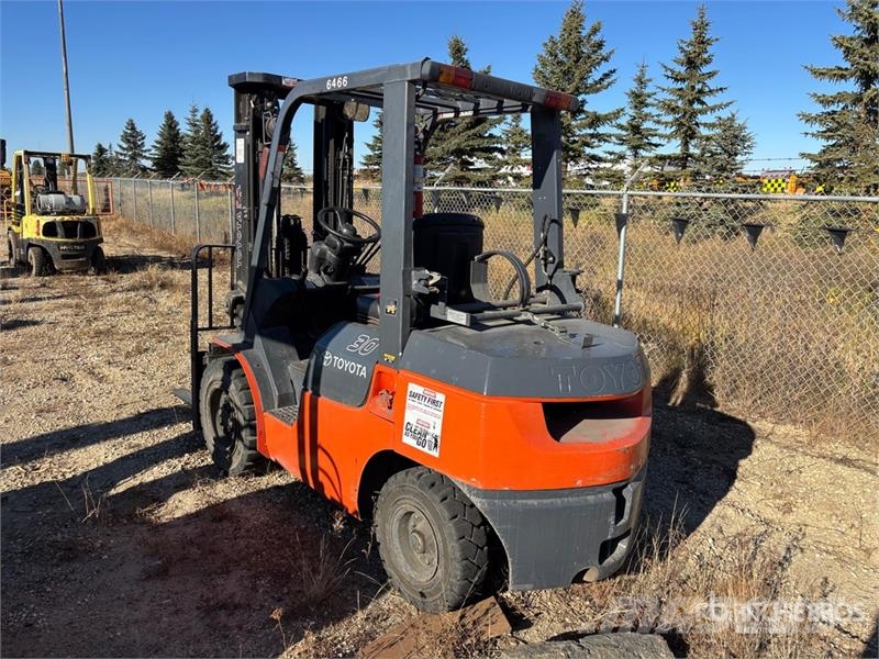 Toyota 7FGU30 5620 lb Pneumatic Tire Forklift Kahveltõstukid - muud