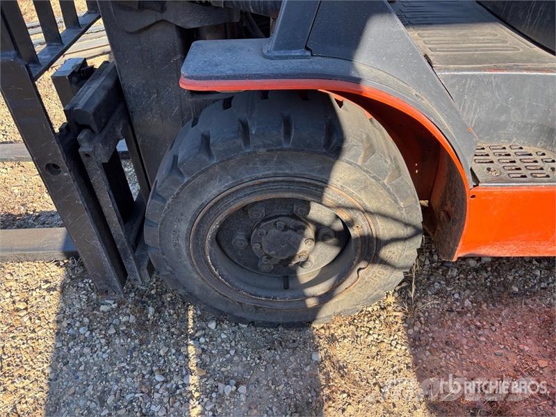 Toyota 7FGU30 5620 lb Pneumatic Tire Forklift Kahveltõstukid - muud