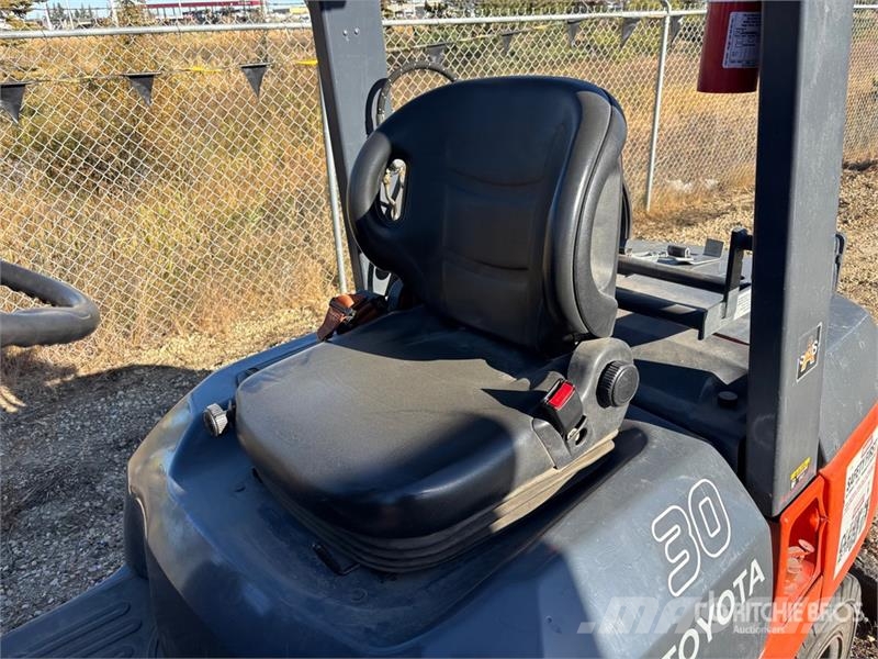 Toyota 7FGU30 5620 lb Pneumatic Tire Forklift Kahveltõstukid - muud