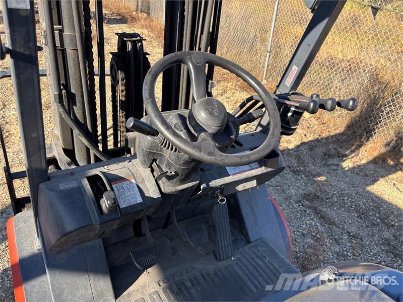 Toyota 7FGU30 5620 lb Pneumatic Tire Forklift Kahveltõstukid - muud