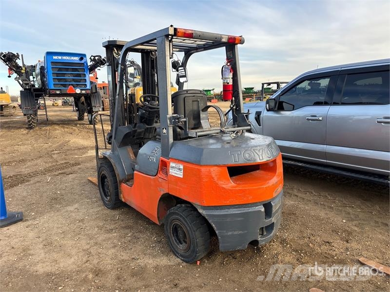 Toyota 7FGU30 5620 lb Pneumatic Tire Forklift Viljuškari - ostalo