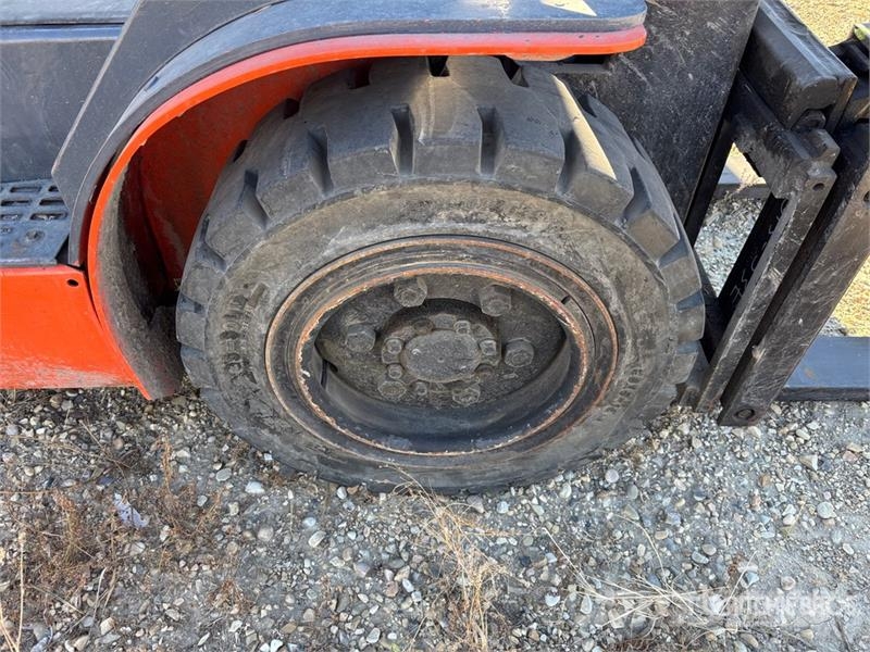 Toyota 7FGU30 5620 lb Pneumatic Tire Forklift Kahveltõstukid - muud