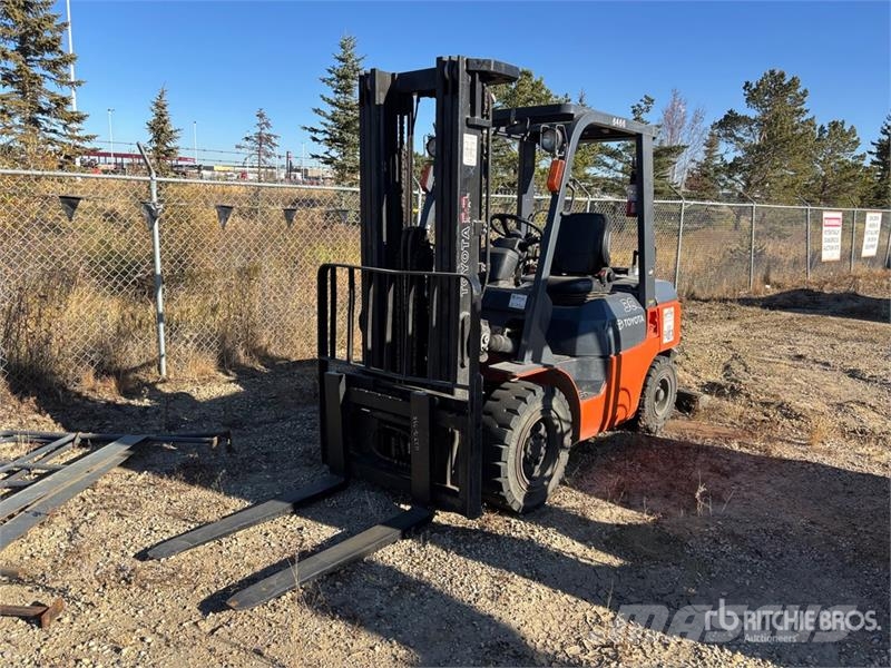 Toyota 7FGU30 5620 lb Pneumatic Tire Forklift Kahveltõstukid - muud