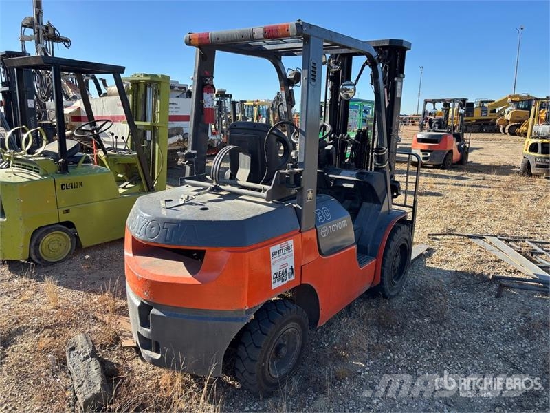 Toyota 7FGU30 5620 lb Pneumatic Tire Forklift Kahveltõstukid - muud