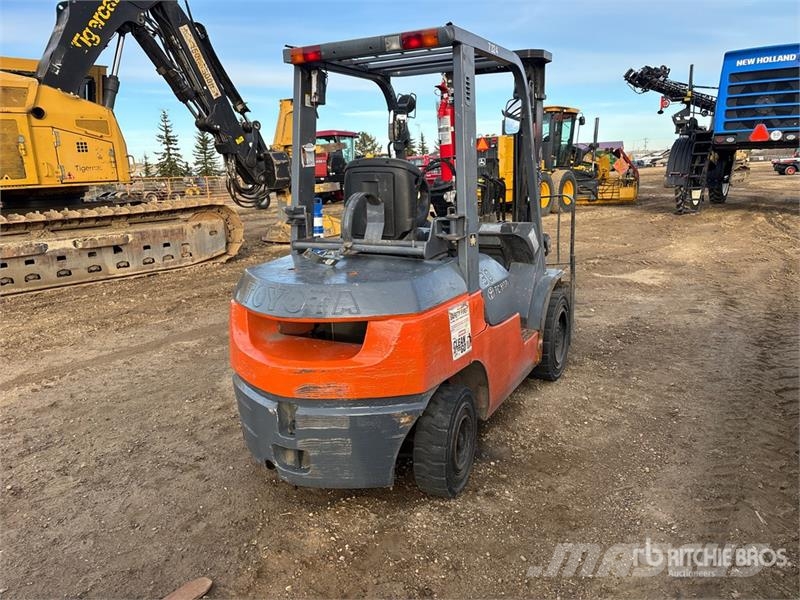 Toyota 7FGU30 5620 lb Pneumatic Tire Forklift Viljuškari - ostalo