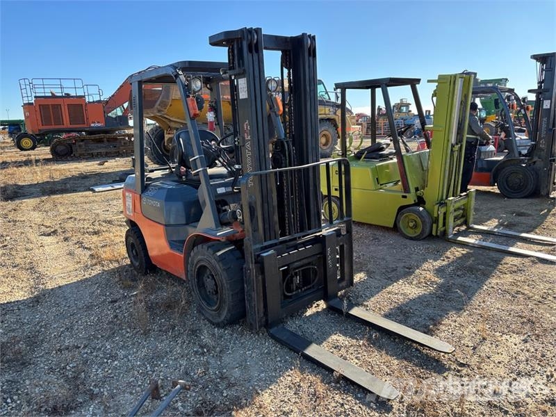 Toyota 7FGU30 5620 lb Pneumatic Tire Forklift Kahveltõstukid - muud