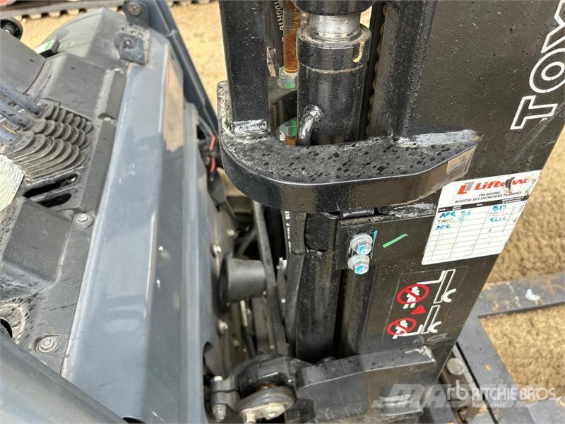 Toyota 8FGCU25 4500 lb Cushion Tire Forklift Viljuškari - ostalo