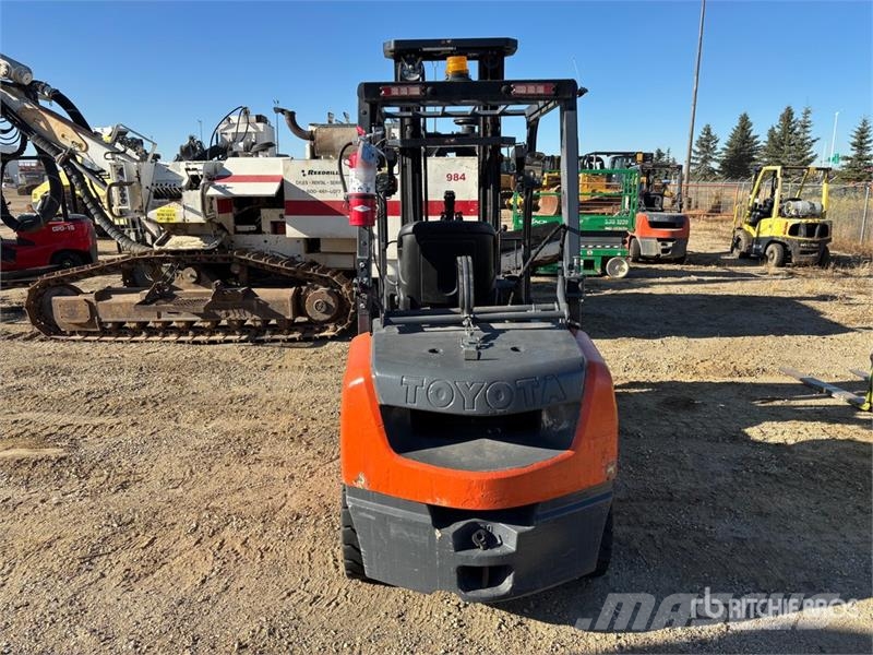 Toyota 8FGU30 4200 lb Pneumatic Tire Forklift Інше