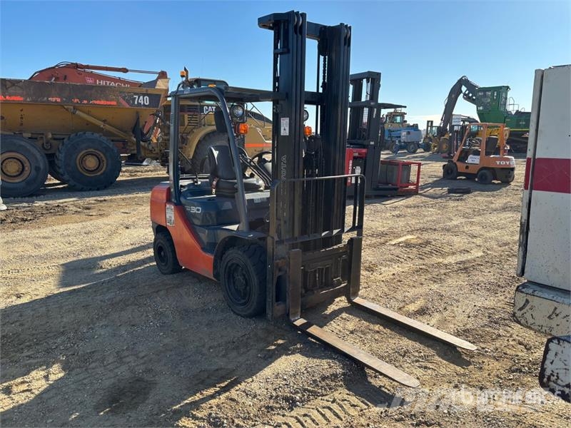 Toyota 8FGU30 4200 lb Pneumatic Tire Forklift Інше