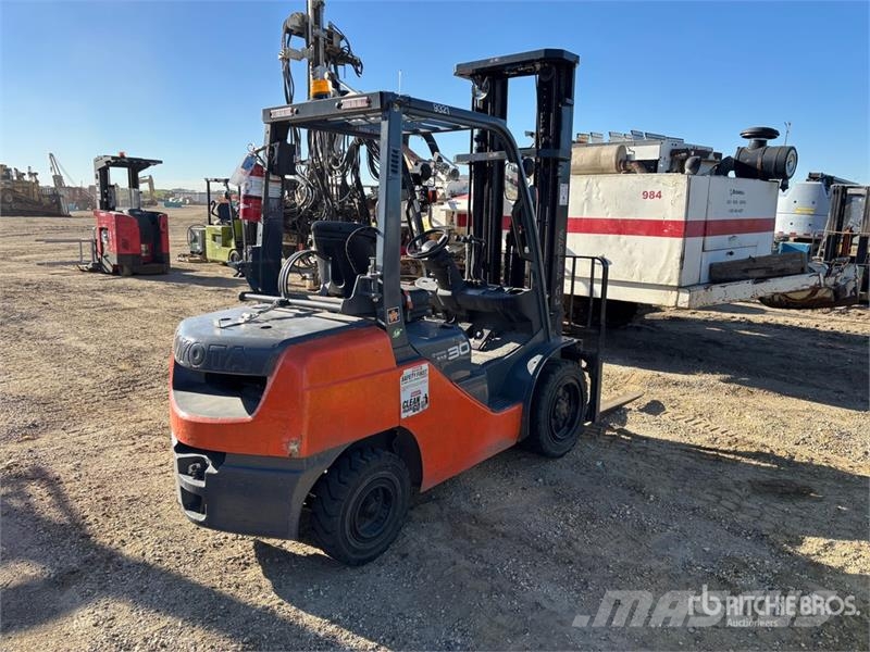 Toyota 8FGU30 4200 lb Pneumatic Tire Forklift Інше