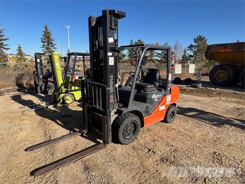 Toyota 8FGU30 4200 lb Pneumatic Tire Forklift Інше