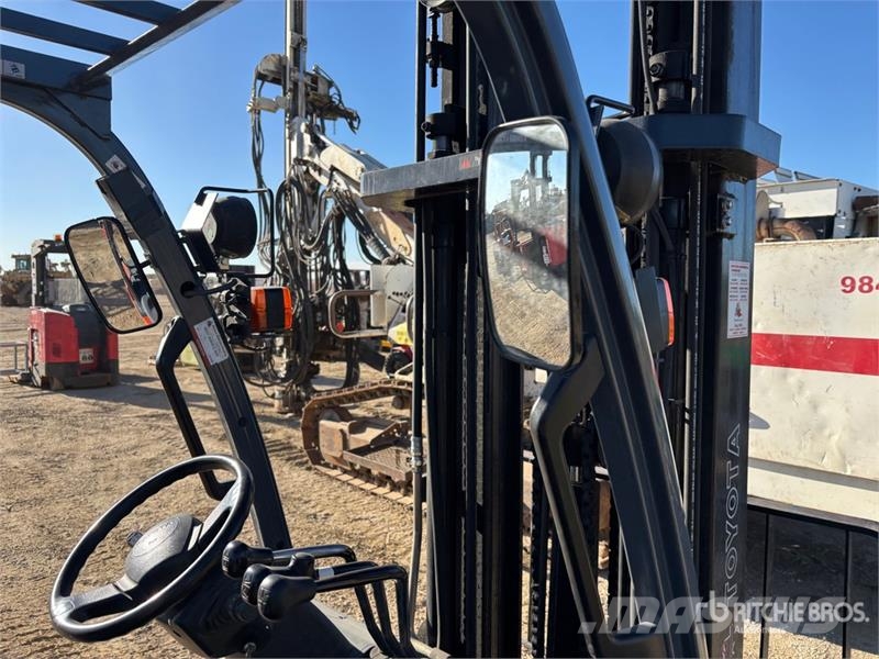 Toyota 8FGU30 4200 lb Pneumatic Tire Forklift Інше