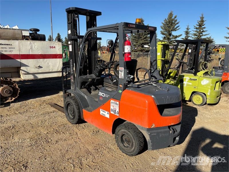 Toyota 8FGU30 4200 lb Pneumatic Tire Forklift Інше