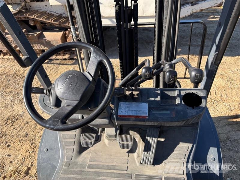 Toyota 8FGU30 4200 lb Pneumatic Tire Forklift Інше