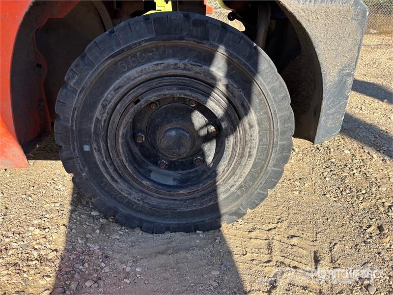 Toyota 8FGU30 4200 lb Pneumatic Tire Forklift Інше