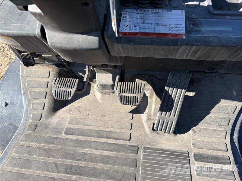 Toyota 8FGU30 4200 lb Pneumatic Tire Forklift Інше