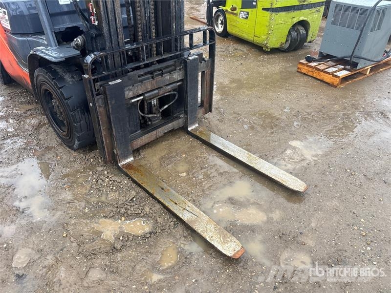 Toyota 8FGU30 5620 lb Pneumatic Tire Forklift Kahveltõstukid - muud