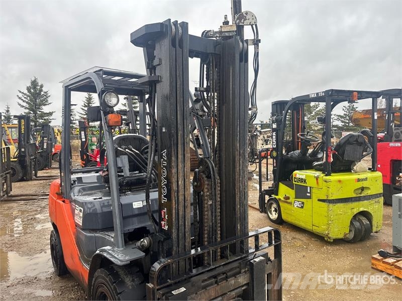 Toyota 8FGU30 5620 lb Pneumatic Tire Forklift Kahveltõstukid - muud