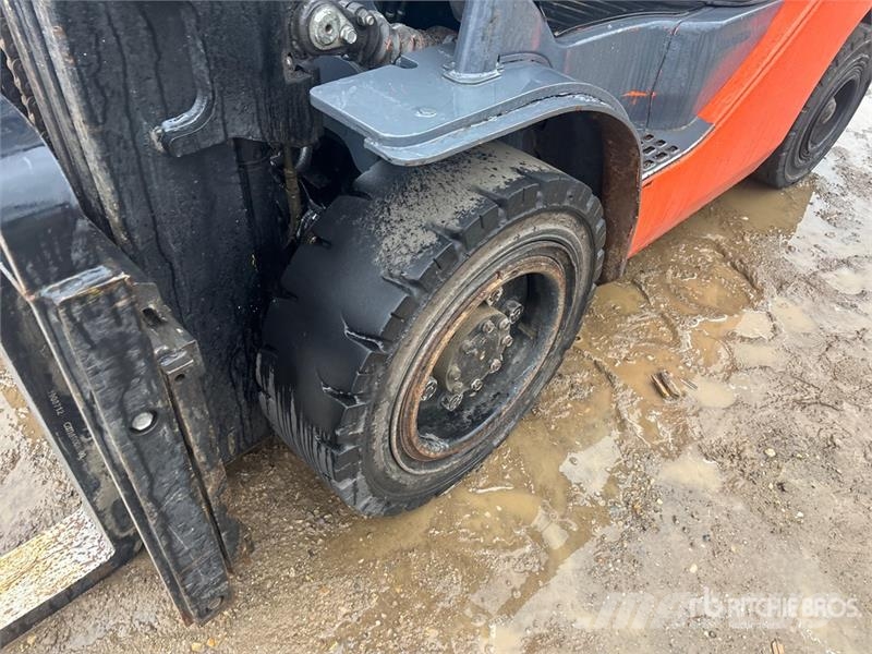 Toyota 8FGU30 5620 lb Pneumatic Tire Forklift Kahveltõstukid - muud