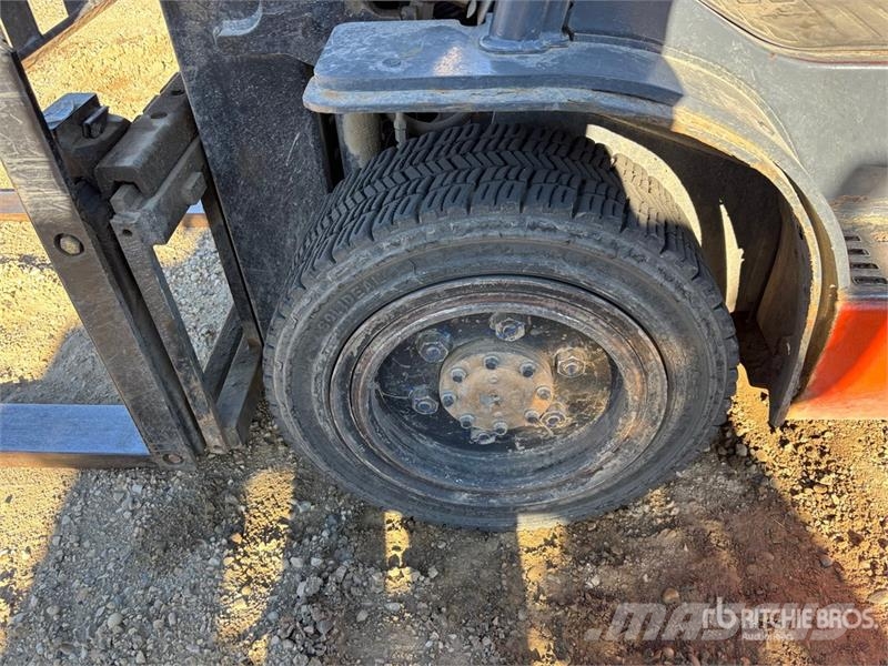 Toyota 8FGU30 5620 lb Pneumatic Tire Forklift Kahveltõstukid - muud