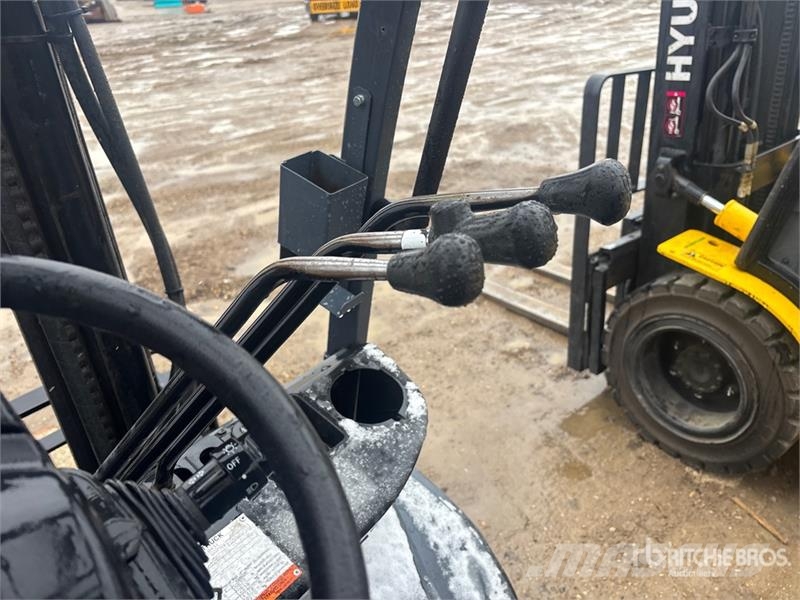 Toyota 8FGU30 5620 lb Pneumatic Tire Forklift Kahveltõstukid - muud
