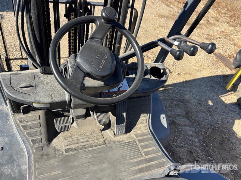 Toyota 8FGU30 5620 lb Pneumatic Tire Forklift Kahveltõstukid - muud